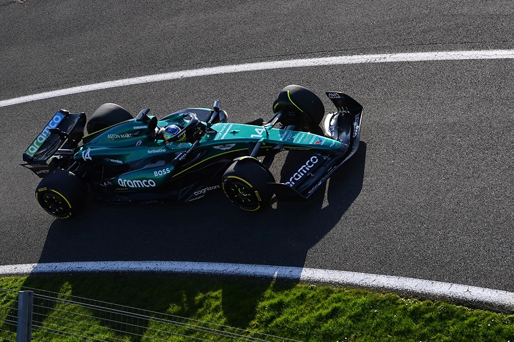 Fernando Alonso nei primi test con la nuova AMR24