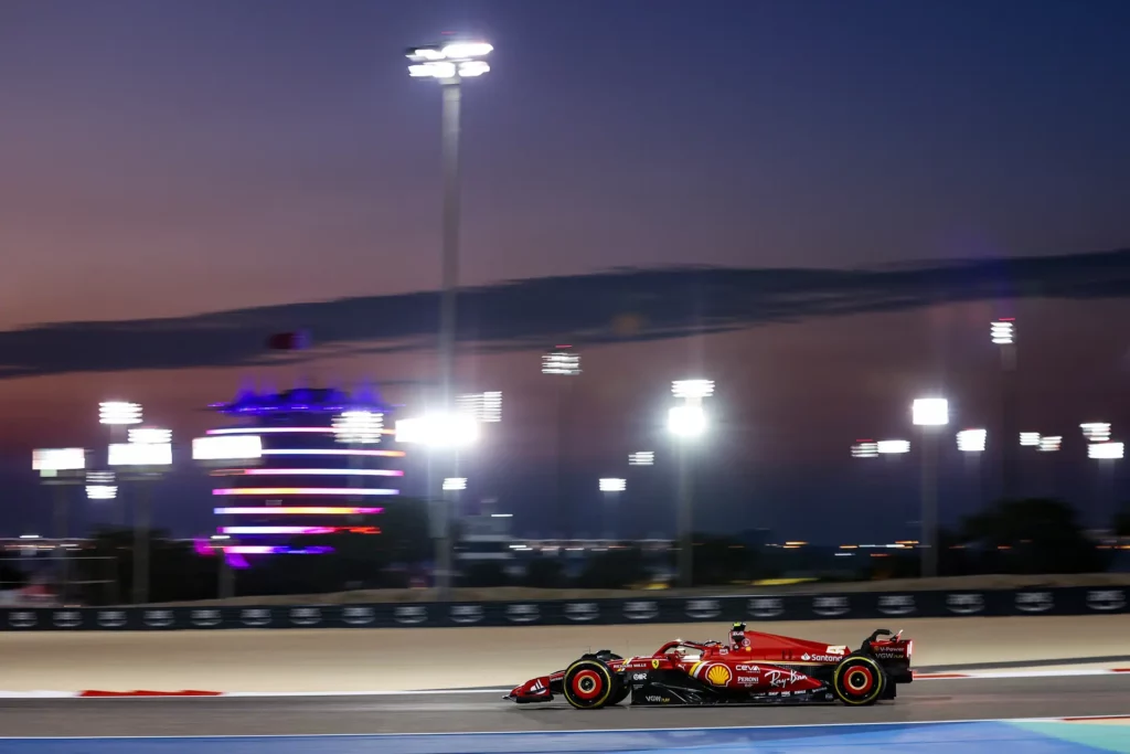 Carlos Sainz in pista durante i test del 2024 in Bahrain