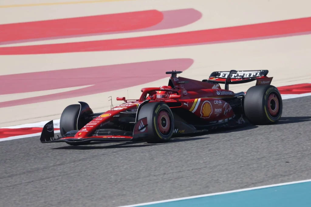 La ferrari sf-24 di Charles Leclerc durante le FP1 del gran premio del Bahrain
