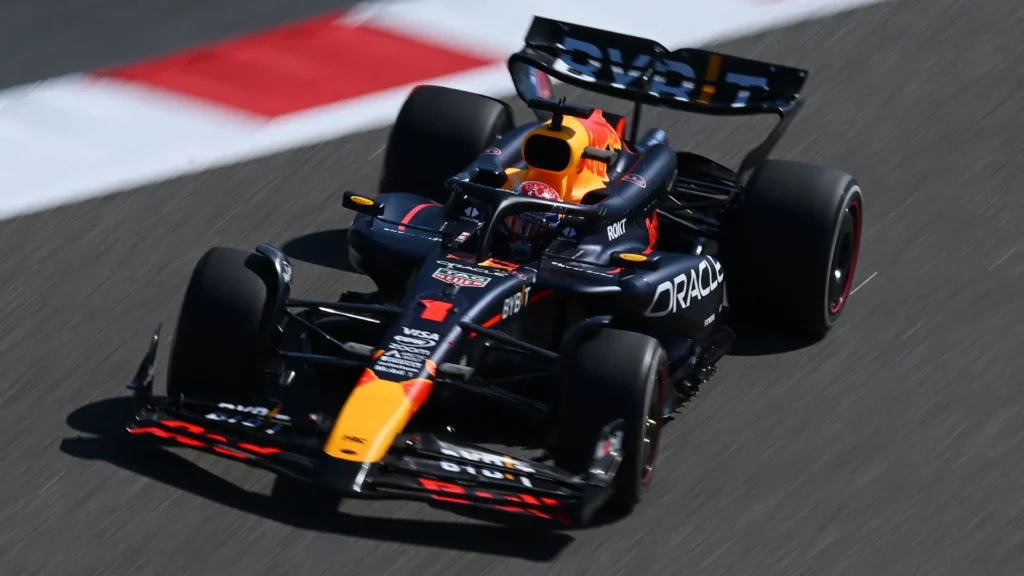 Verstappen in pista nel day 1 durante i test in Bahrain 