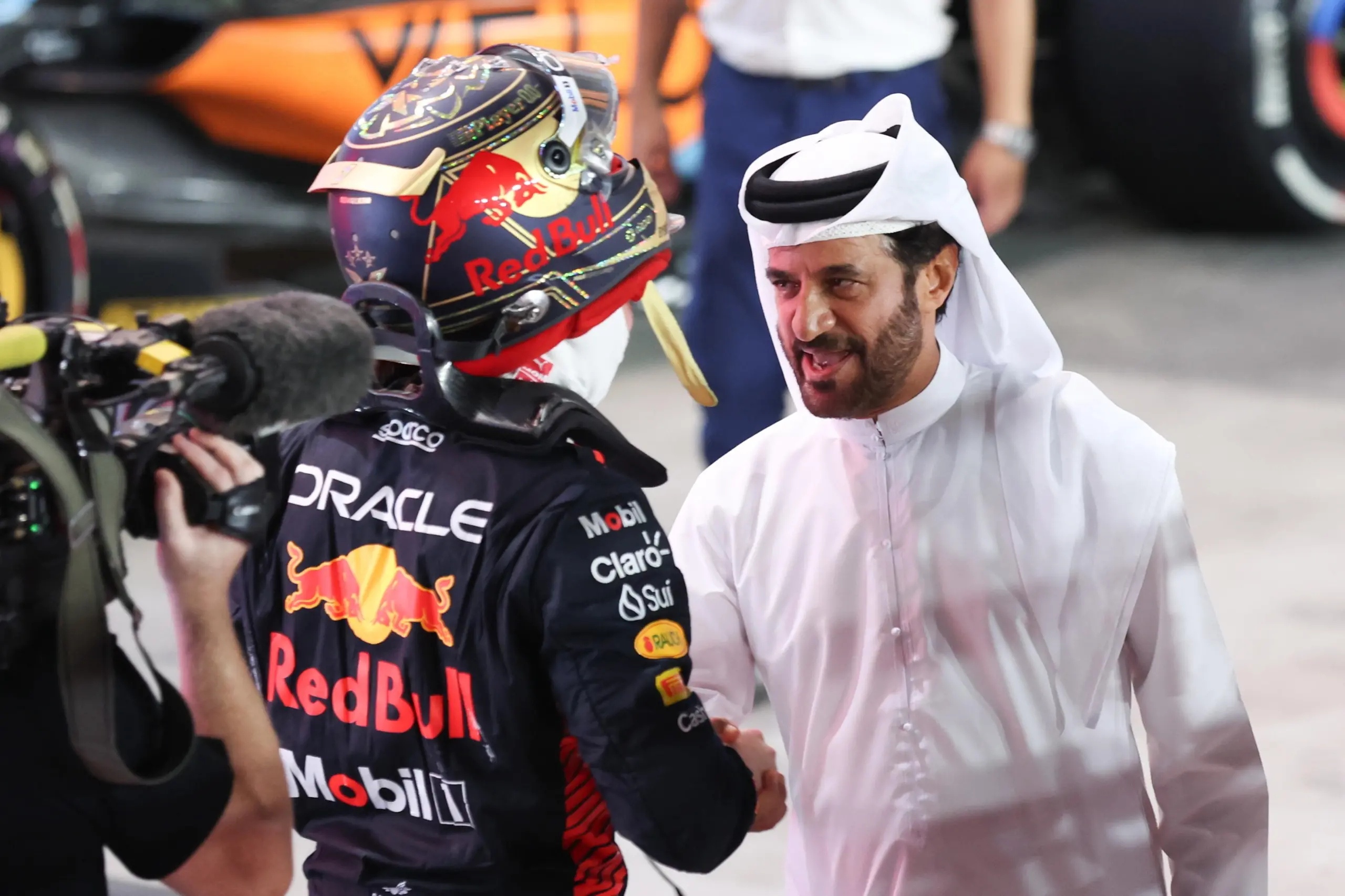 Mohammed Ben Sulayem stringe la mano a Max Verstappen