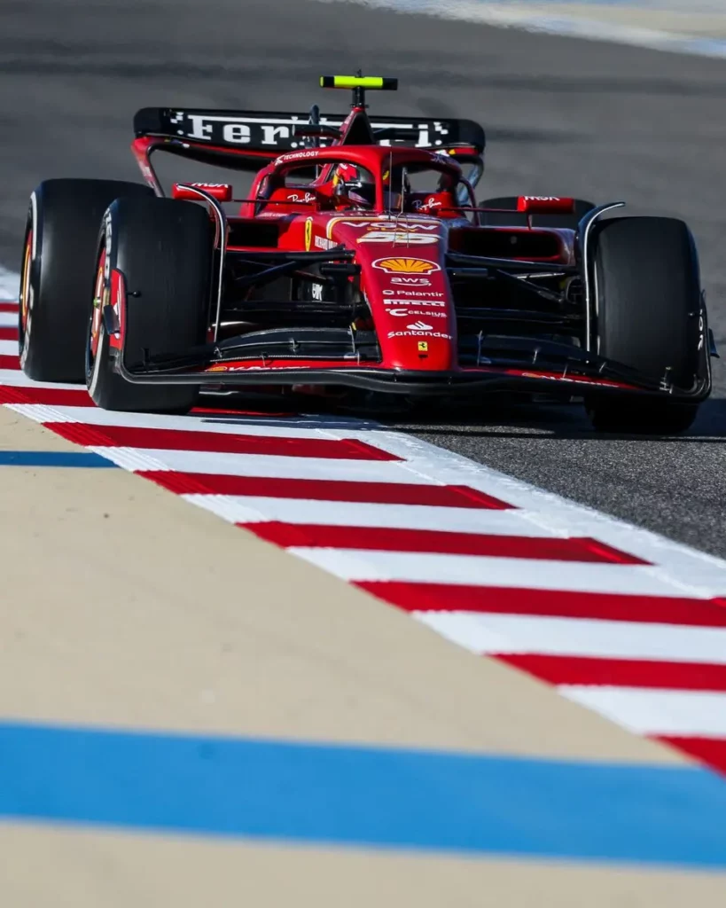 Sainz in pista durante i test in Bahrain nel 2024