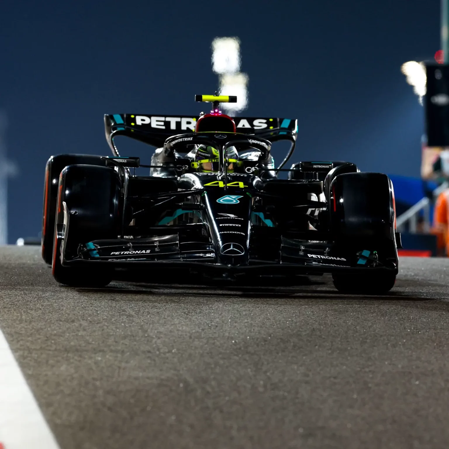 Lewis Hamilton in pista ad Abu Dhabi