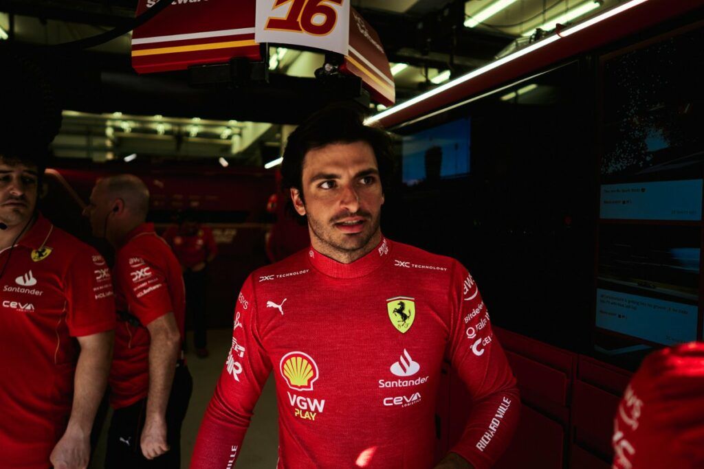 Carlos Sainz ai box prima del GP del Bahrain