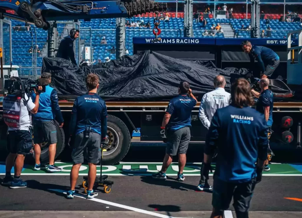La FW46 di Albon viene riportata al box Williams dopo l'incidente nelle FP2 del GP d'Australia