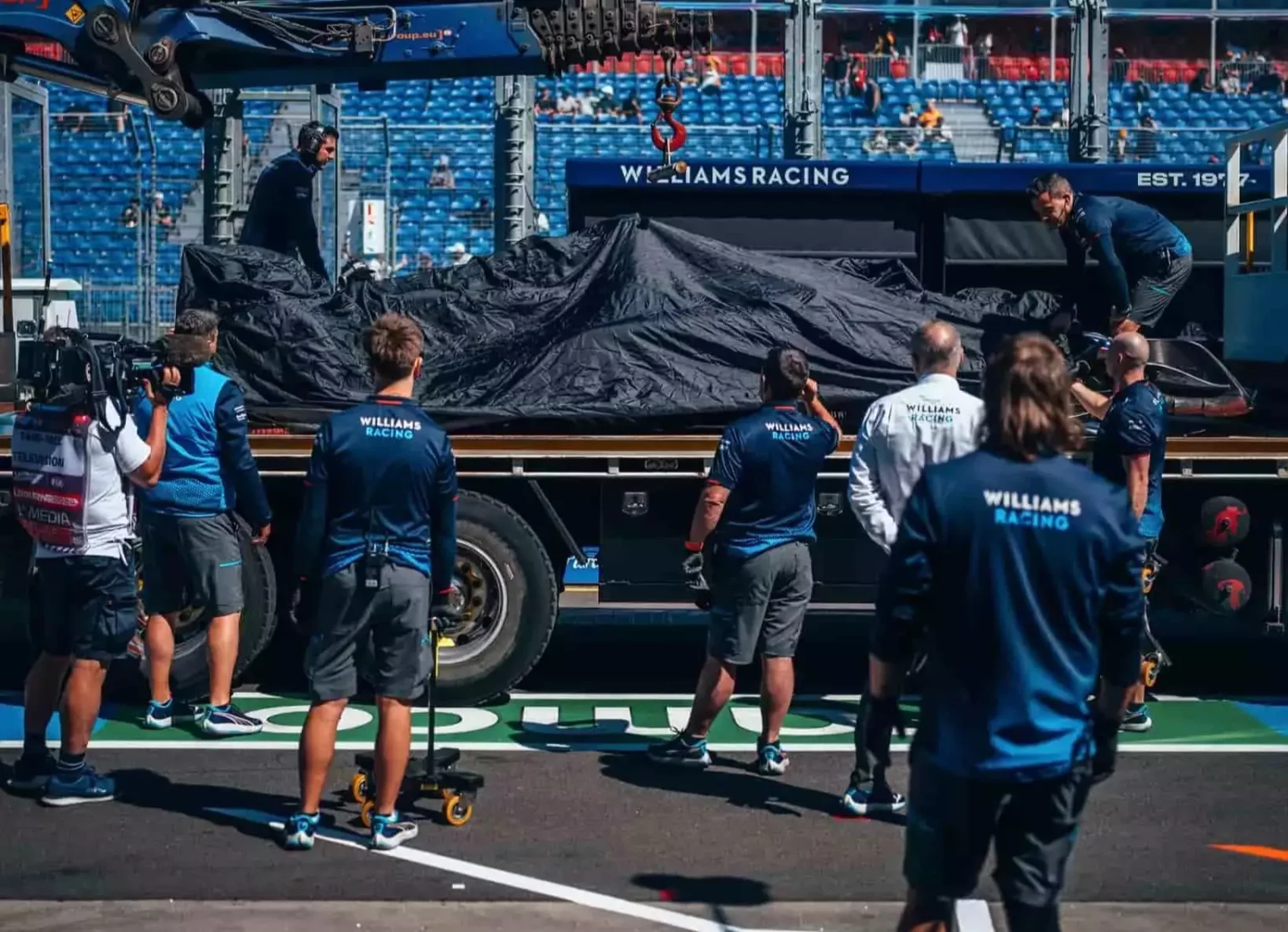 Williams senza telai: Albon correrà il GP d’Australia? La FW46 di Albon viene riportata al box Williams dopo l'incidente nelle FP2 del GP d'Australia