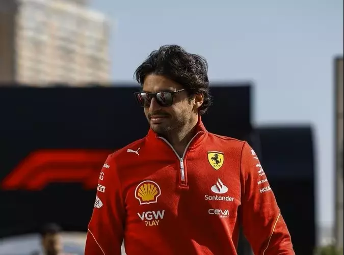 Carlos Sainz arriva in pista per il giovedì del GP Arabia Saudita