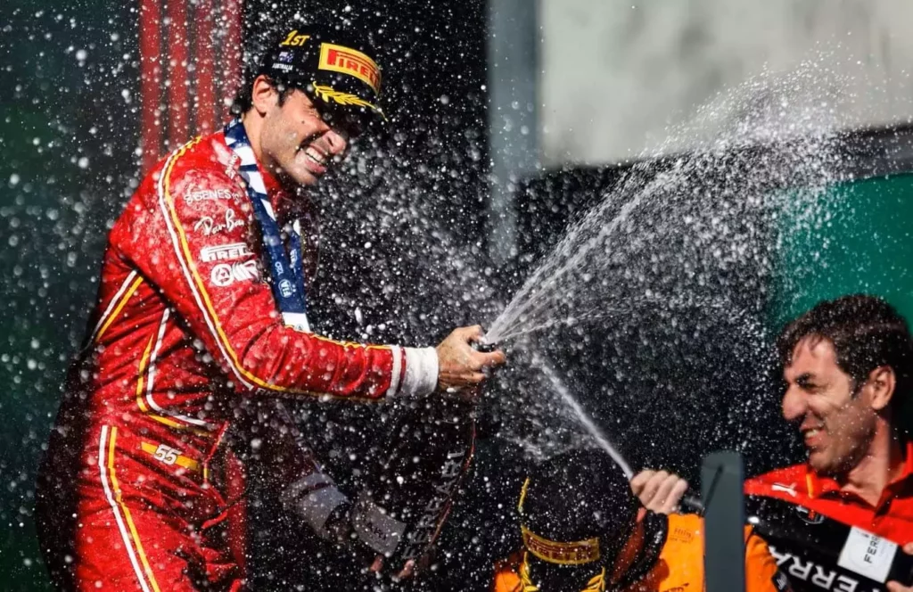 La gioia di Carlos Sainz sul podio dopo la vittoria contro la Ferrari del GP d'Australia