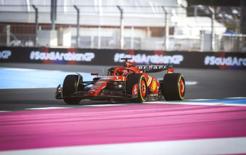 Charles Leclerc in pista sulla Ferrari SF-24 durante le libere del GP dell'Arabia Saudita