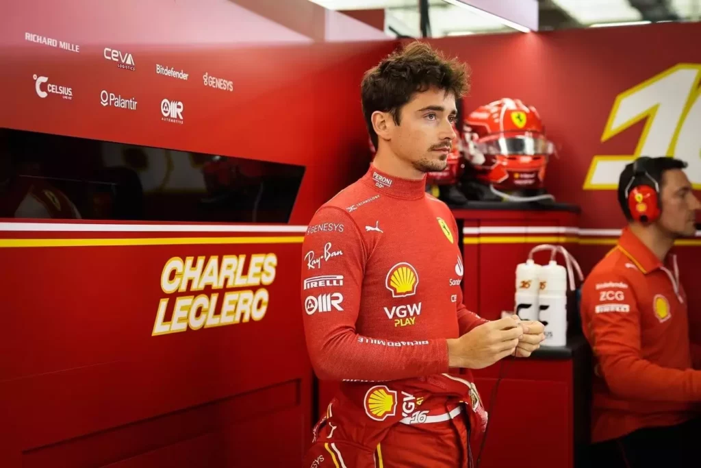 Ferrari, Leclerc: “Problemi ai freni risolti. Speriamo di infastidire a Verstappen” Charles Leclerc ai box in vista dell'inizio delle qualifiche del GP Bahrain