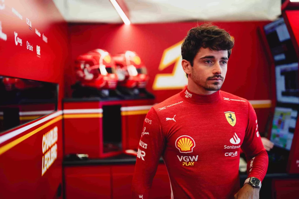 Charles Leclerc ai box prima di scendere in pista durante le FP2 del GP d'Australia