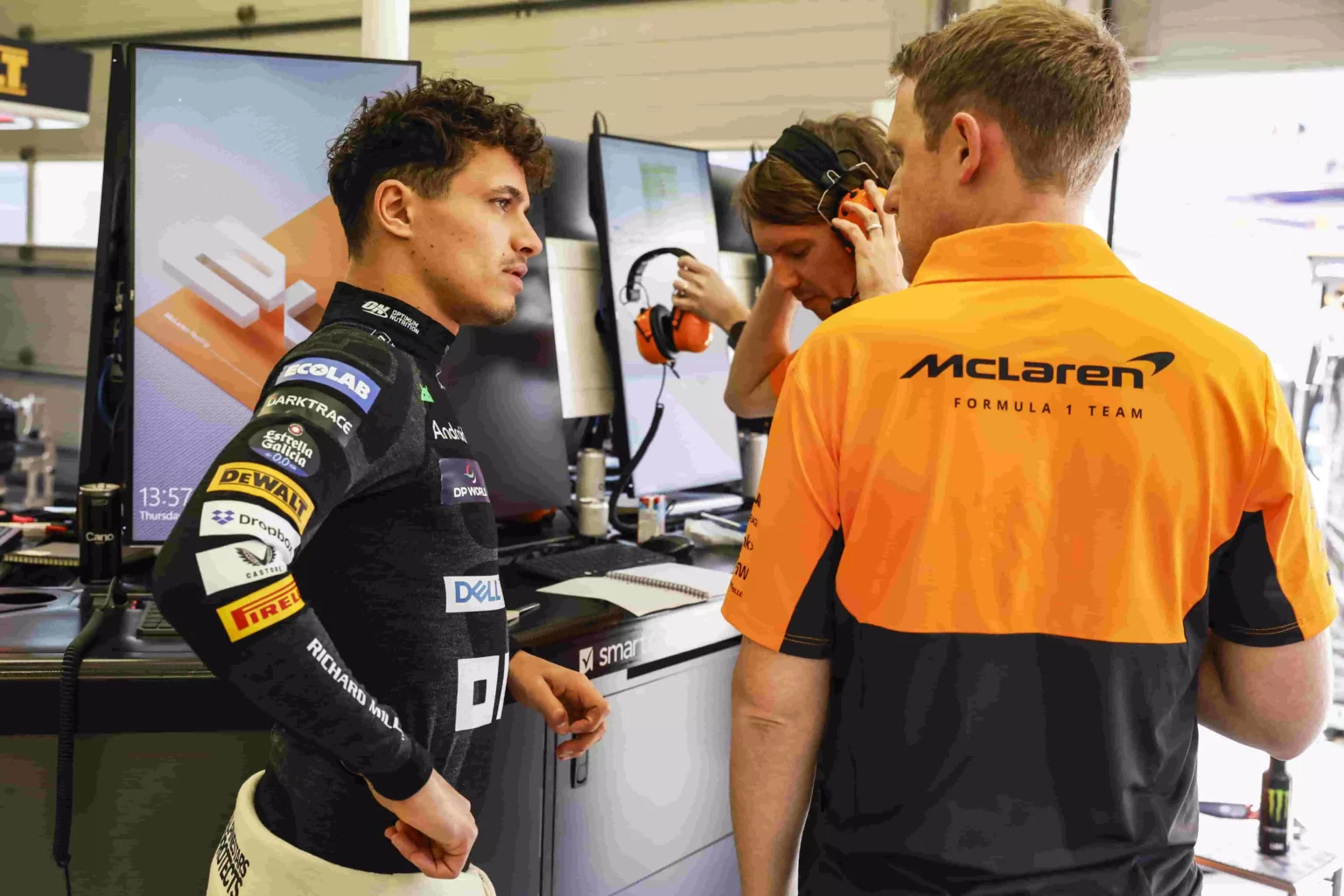 McLaren, Norris: “Penalità per jump start? Mi sono fermato in tempo” Lando Norris ai box analizzando al sua prestazione con gli ingegneri