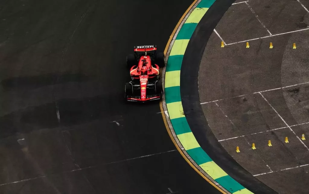 La Ferrari scende in pista con Sainz per le qualifiche del GP d'Australia