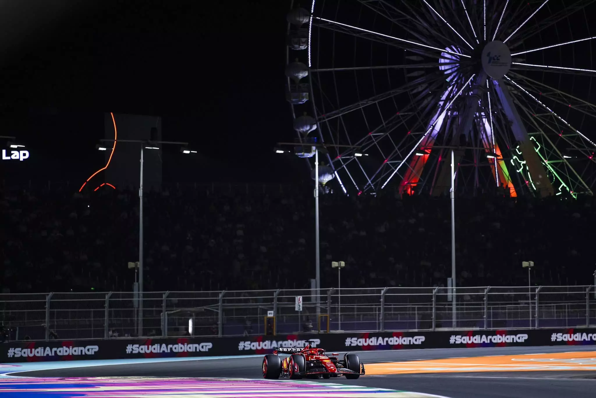 La Ferrari in pista durante le qualifiche del GP Arabia Saudita