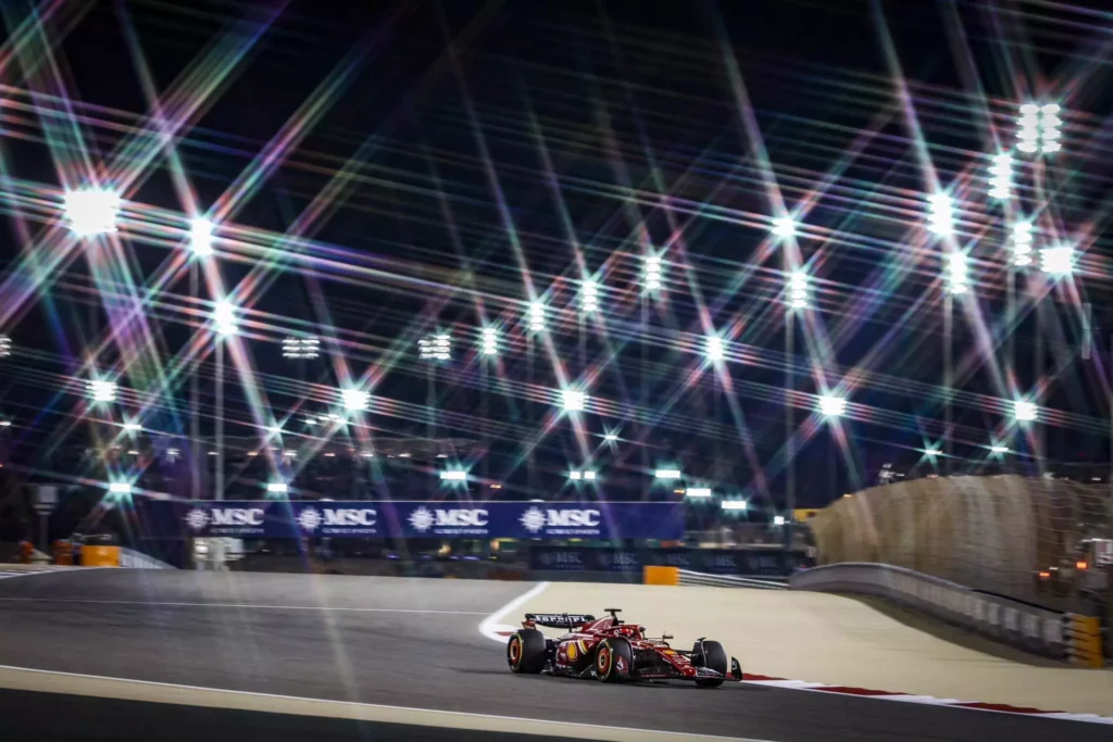 Charles Leclerc in pista durante le qualifiche del GP del Bahrain