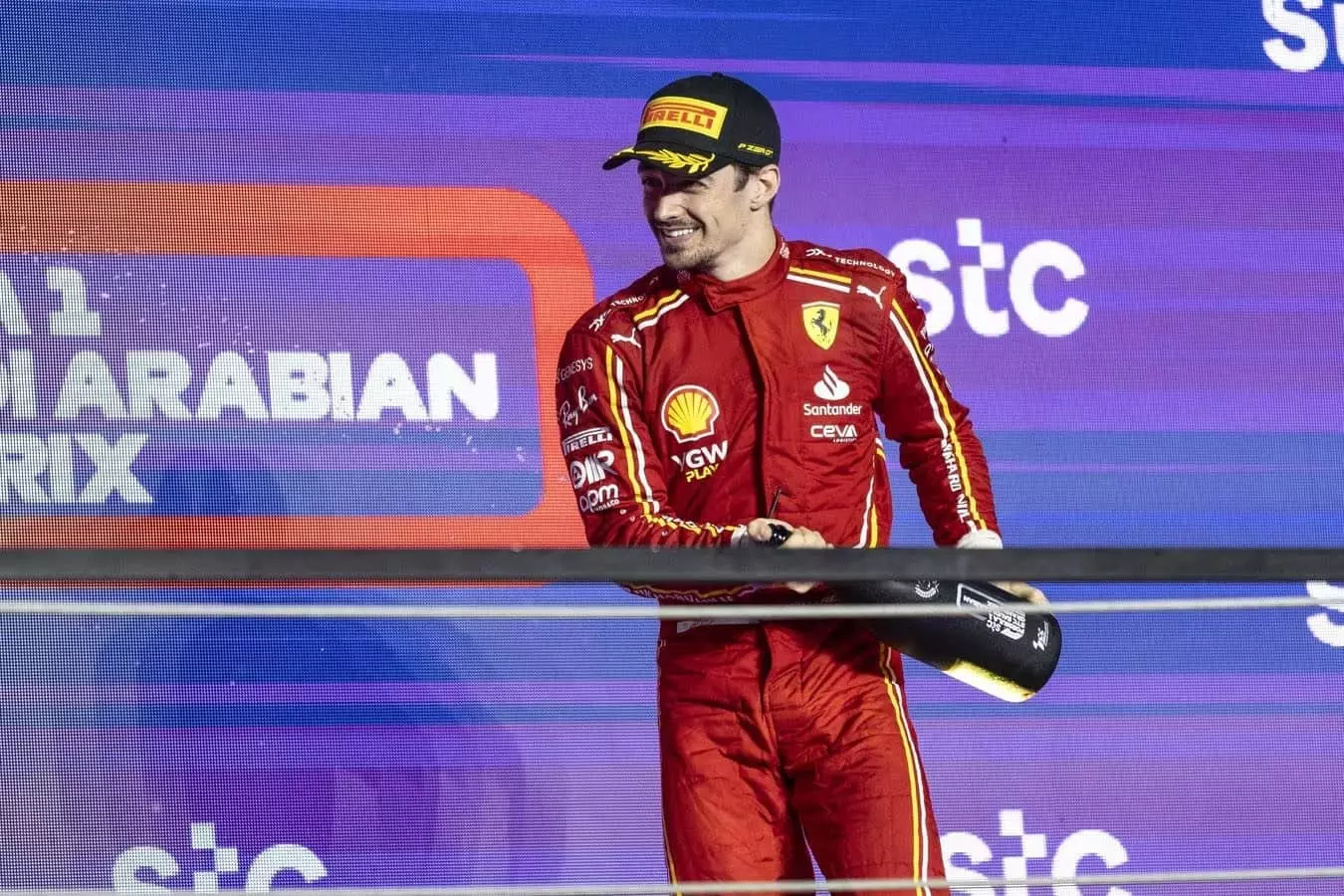 Charles Leclerc festeggia sul podio del GP dell'Arabia Saudita