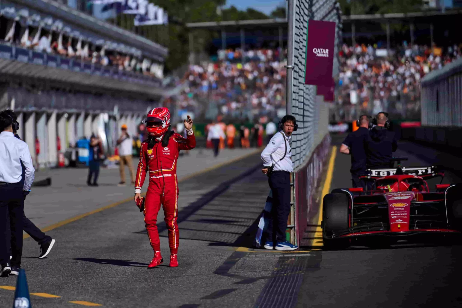 Leclerc, le parole dopo la doppietta: «Ero in difficoltà, ma sono felice» Charles Leclerc scende dalla sua SF-24 dopo il GP d'Australia 2024