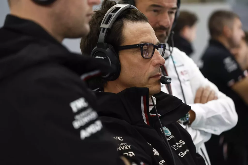 Toto Wolff, team principal Mercedes, ai box