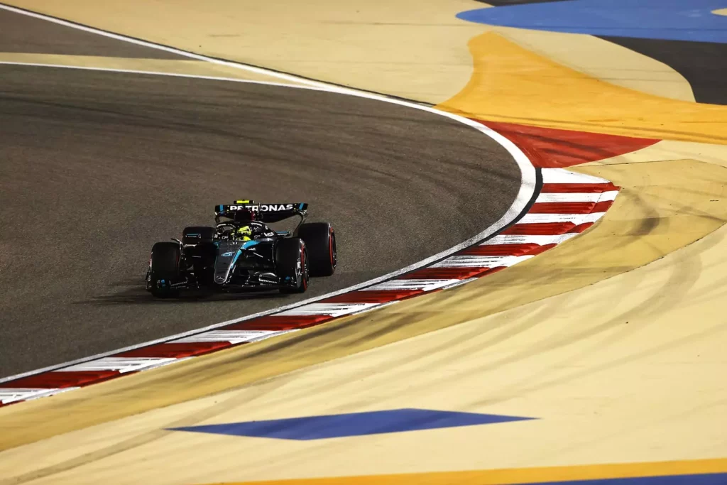 Hamilton in pista nelle qualifiche del Bahrain