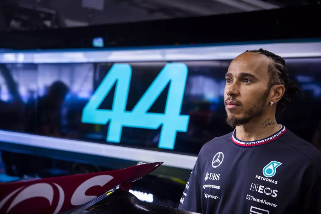 Lewis Hamilton ai box prima dell'inizio delle FP2 del GP dell'Arabia Saudita