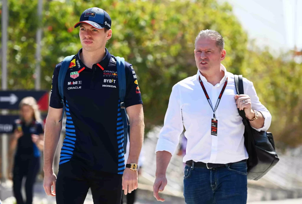 Jos Verstappen e Max Verstappen camminano nel paddock in vista del weekend in Bahrain