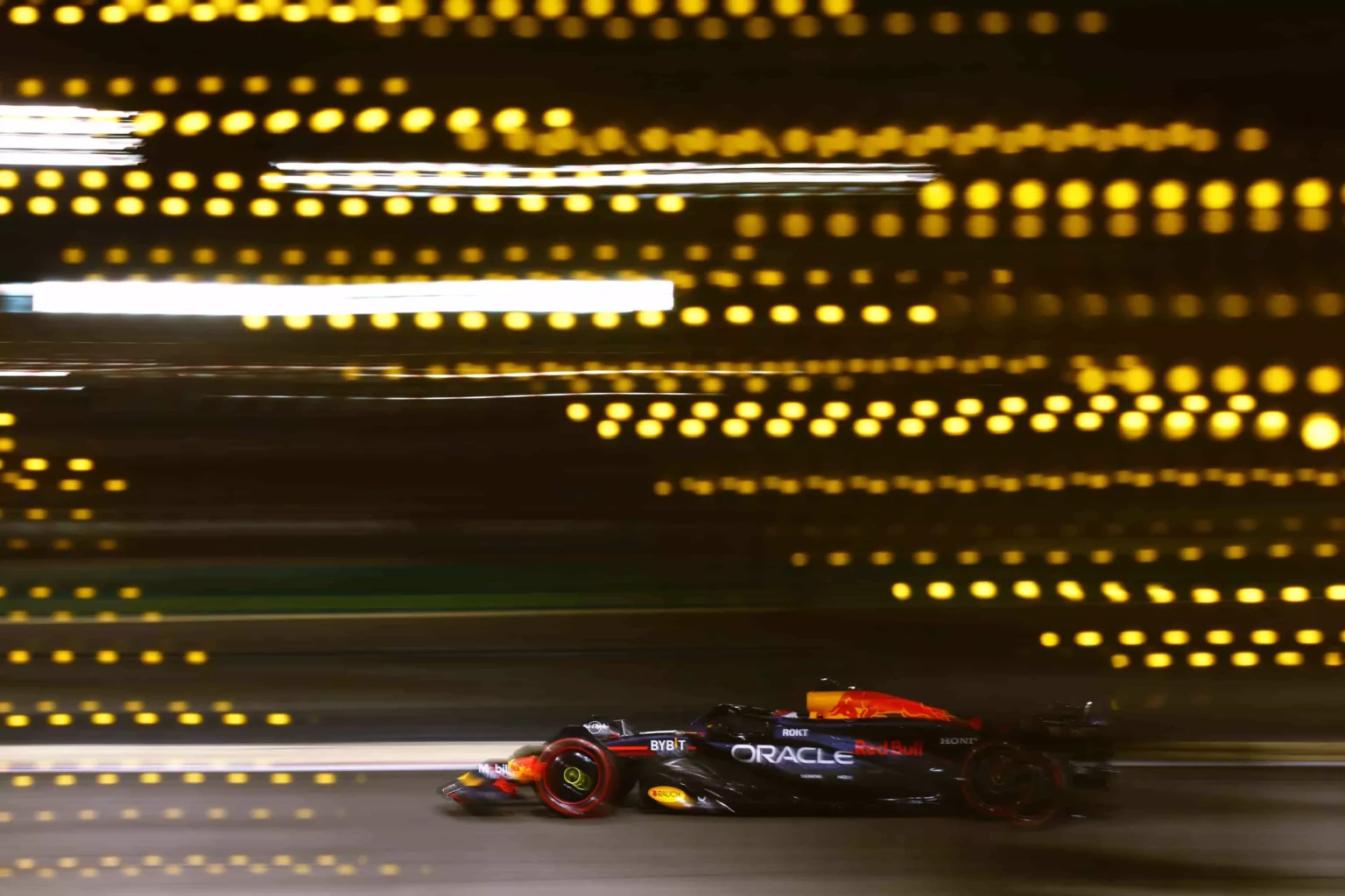 Max Verstappen in pista durante le qualifiche del Bahrain