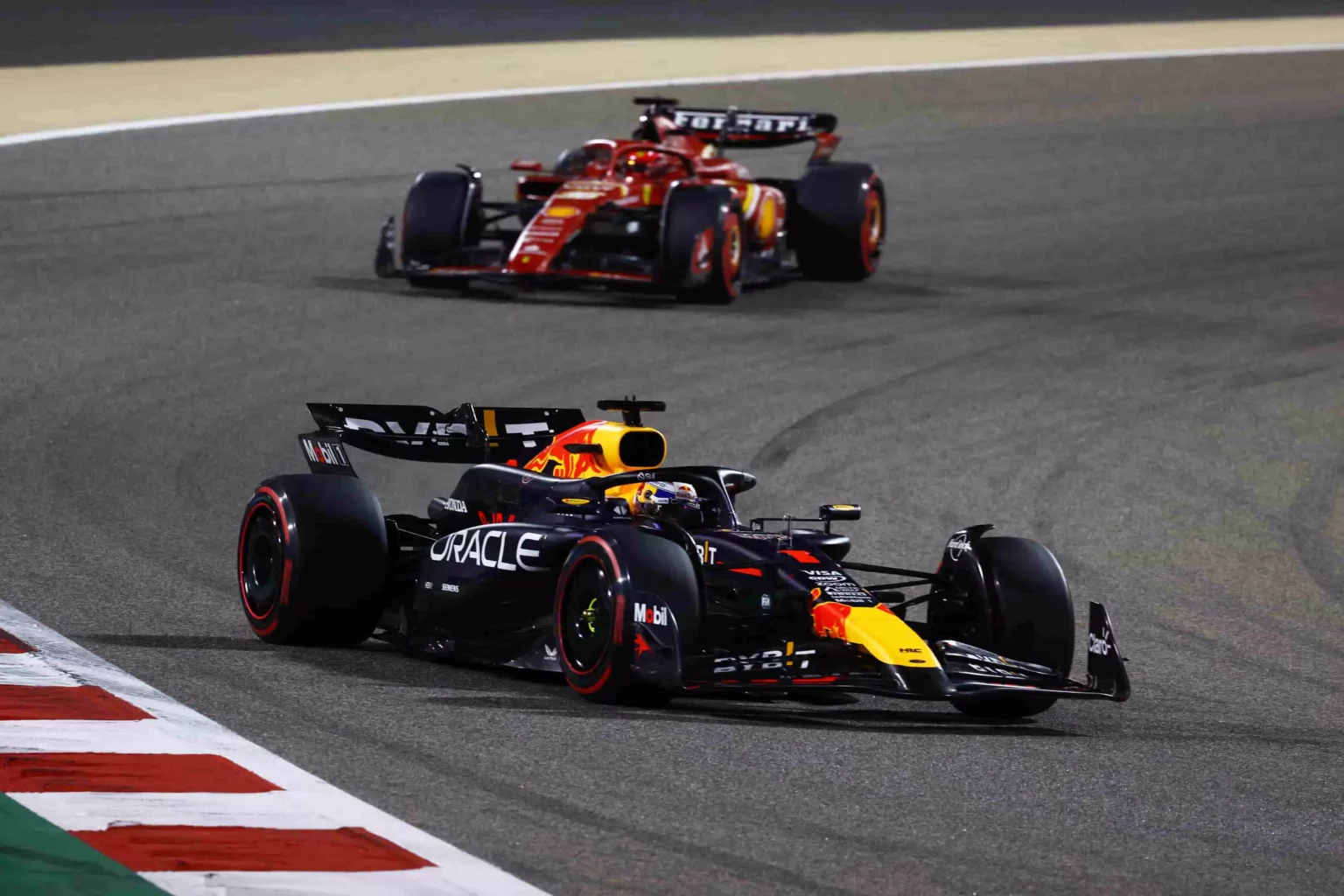 GP Bahrain, dominio Verstappen. Quanti problemi per Leclerc! Max Verstappen in pista durante il GP del Bahrain
