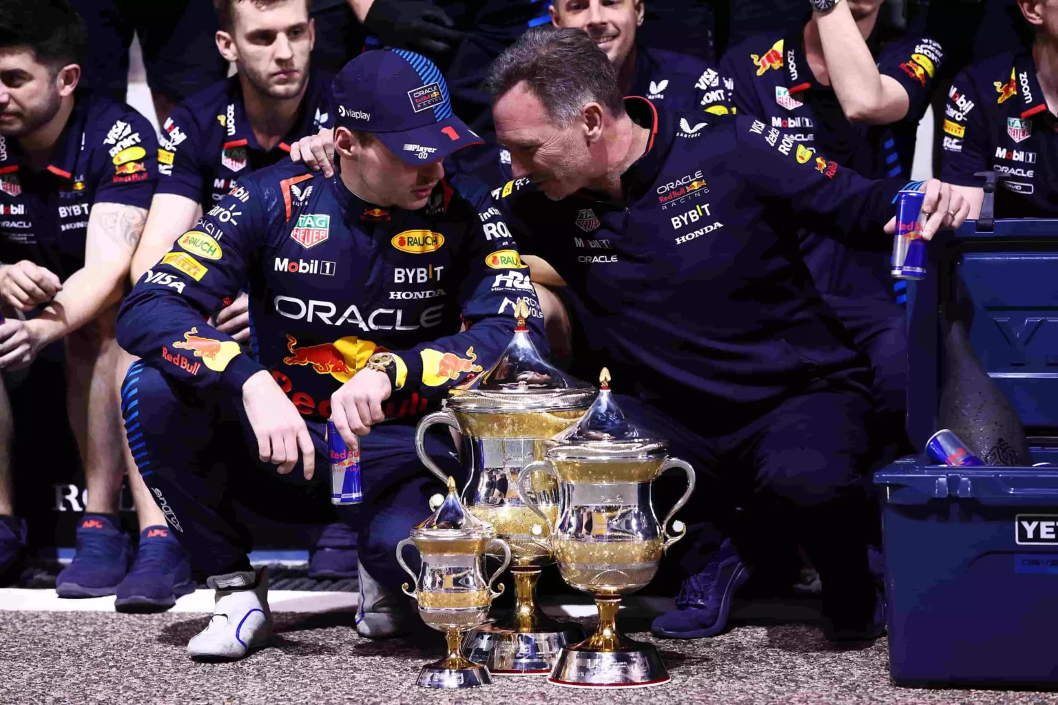 Verstappen shock: futuro in Mercedes? Intanto Jos incontra Wolff Max Verstappen e Christian Horner festeggiano dopo la vittoria del GP del Bahrain