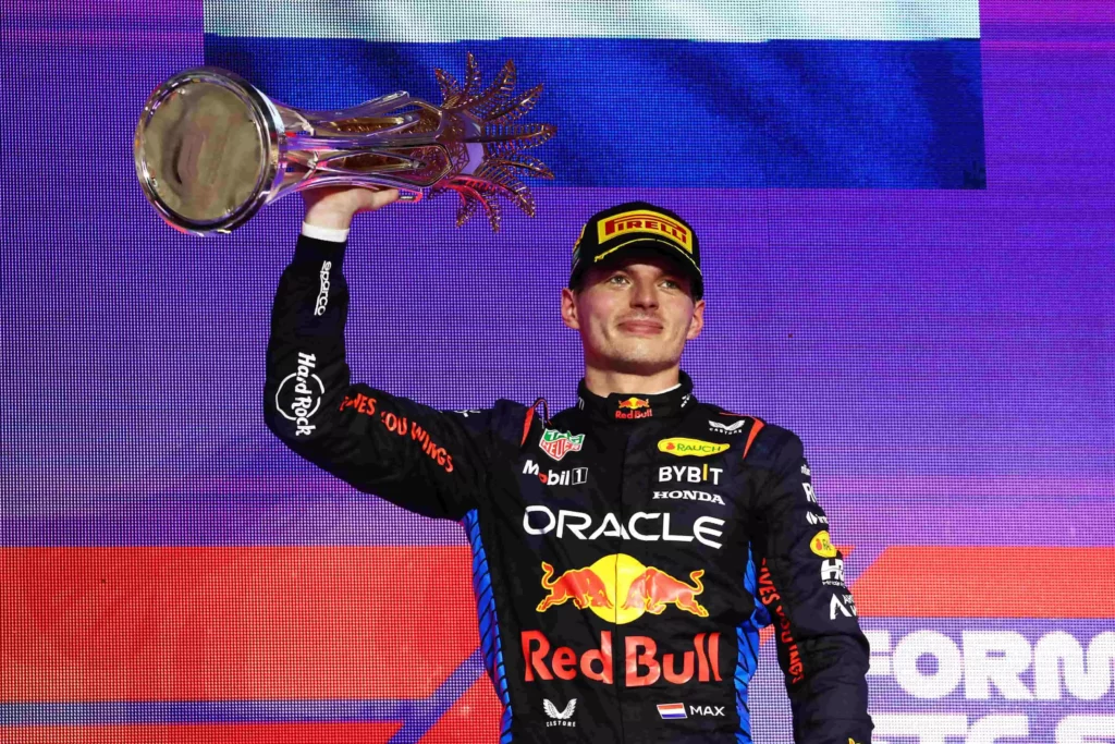 Max Verstappen alza al cielo il trofeo del GP dell'Arabia Saudita