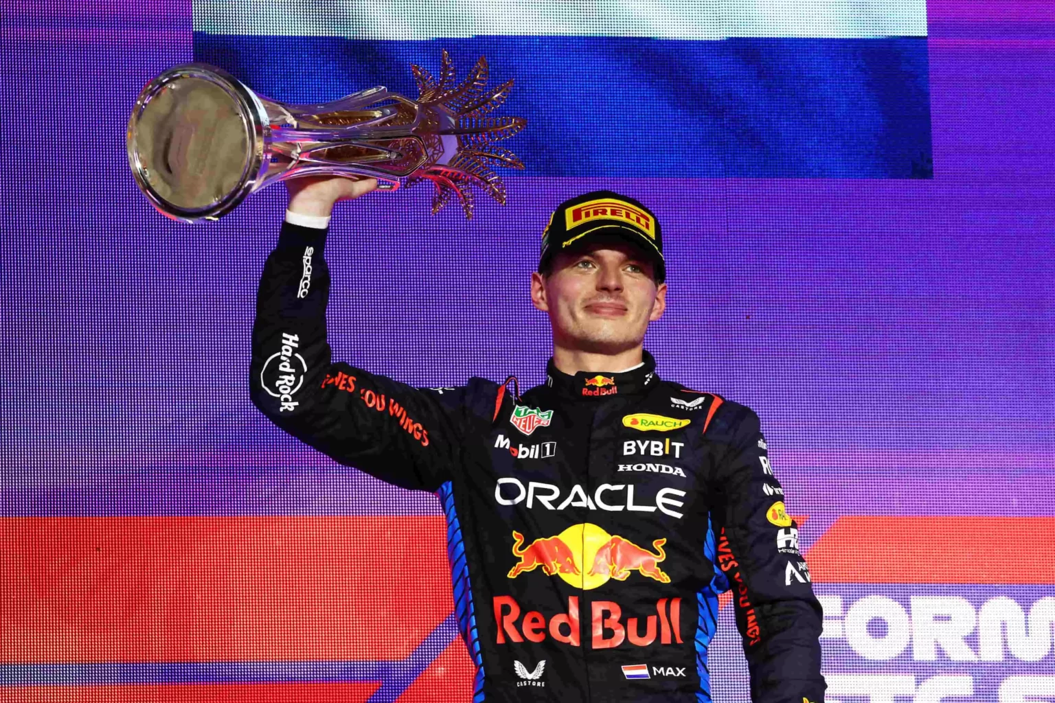 Fanta F1, the drivers' scores after the Saudi Arabian GP Max Verstappen raises the Saudi Arabian GP trophy to the sky