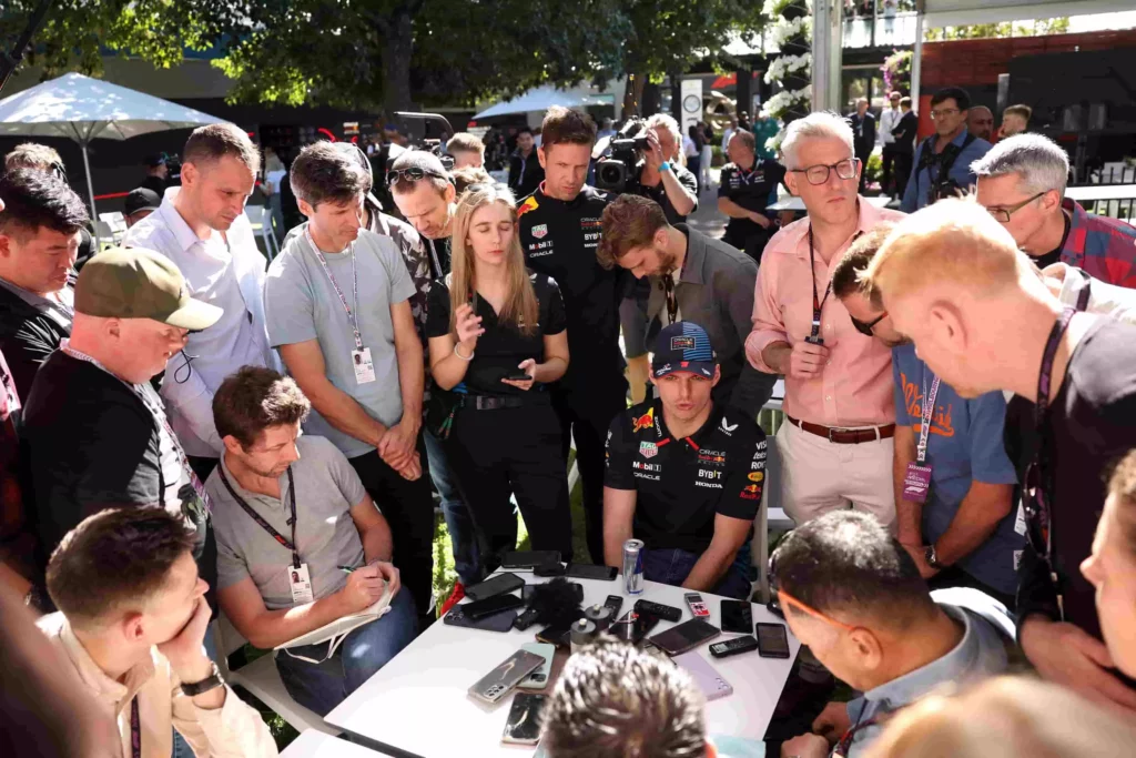 Max Verstappen risponde alle domande dei giornalisti sul suo futuro durante il media day del GP d'Australia