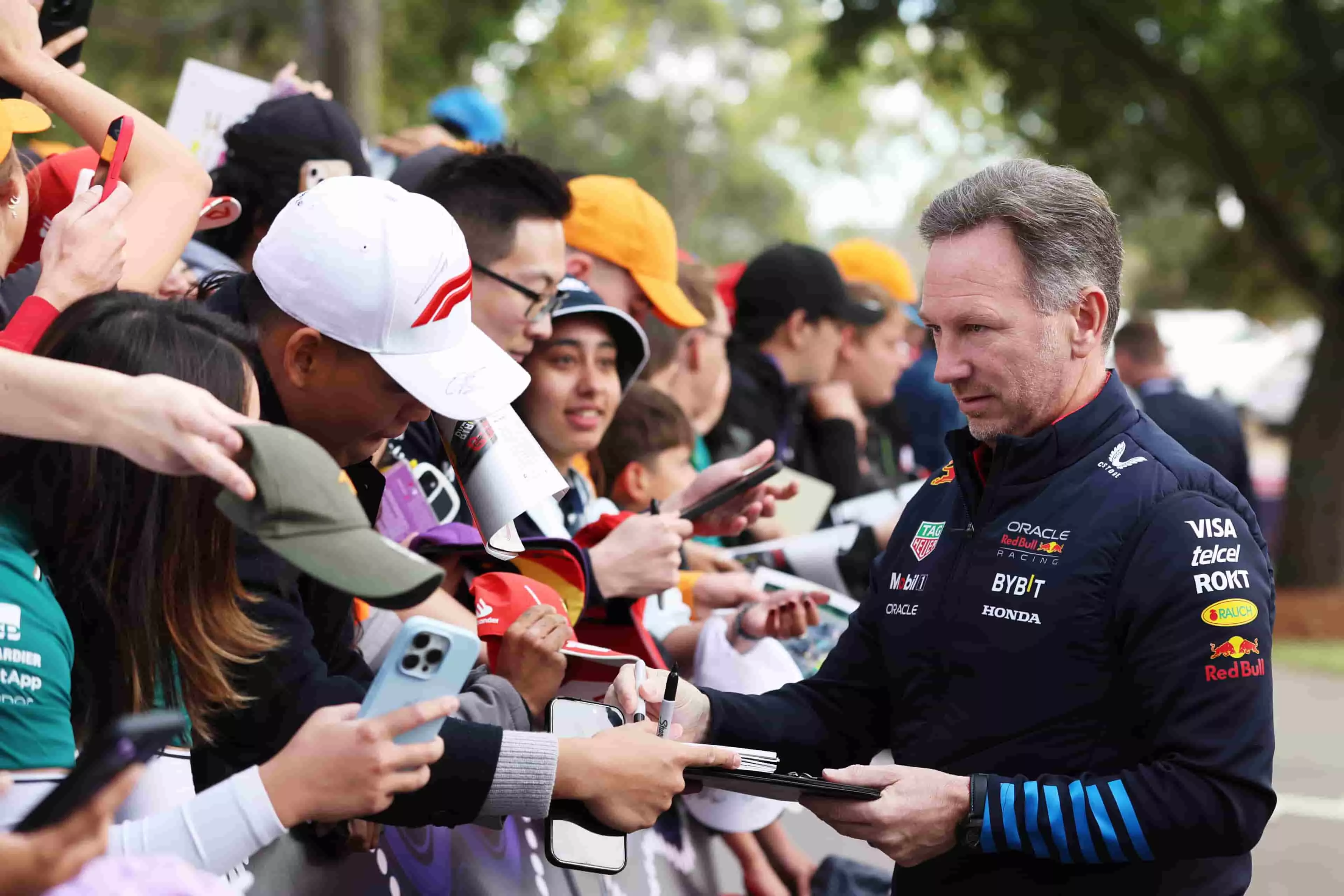 Christian Horner firma autografi ai fan nel GP d'Australia