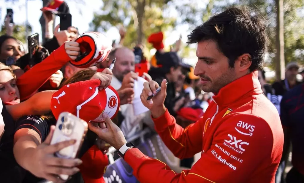 Carlos Sainz firma autografi in vista dell'inizio del weekend del GP d'Australia