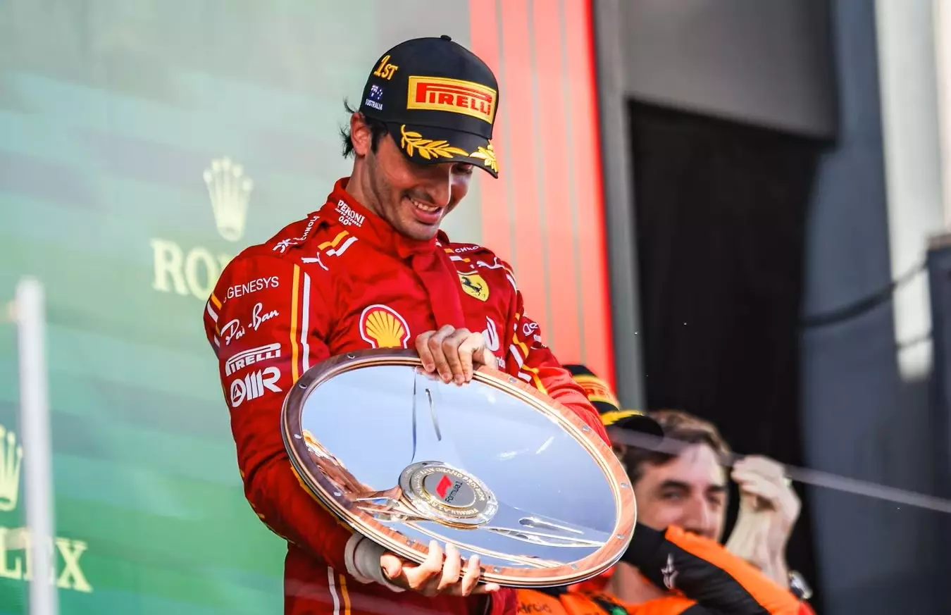 Carlos Sainz festeggia la vittoria con la sua Ferrari sul podio del GP d'Australia