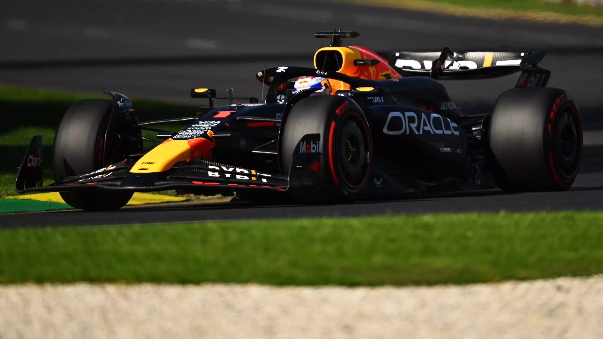 Max Verstappen in pista durante le qualifiche del GP d'Australia