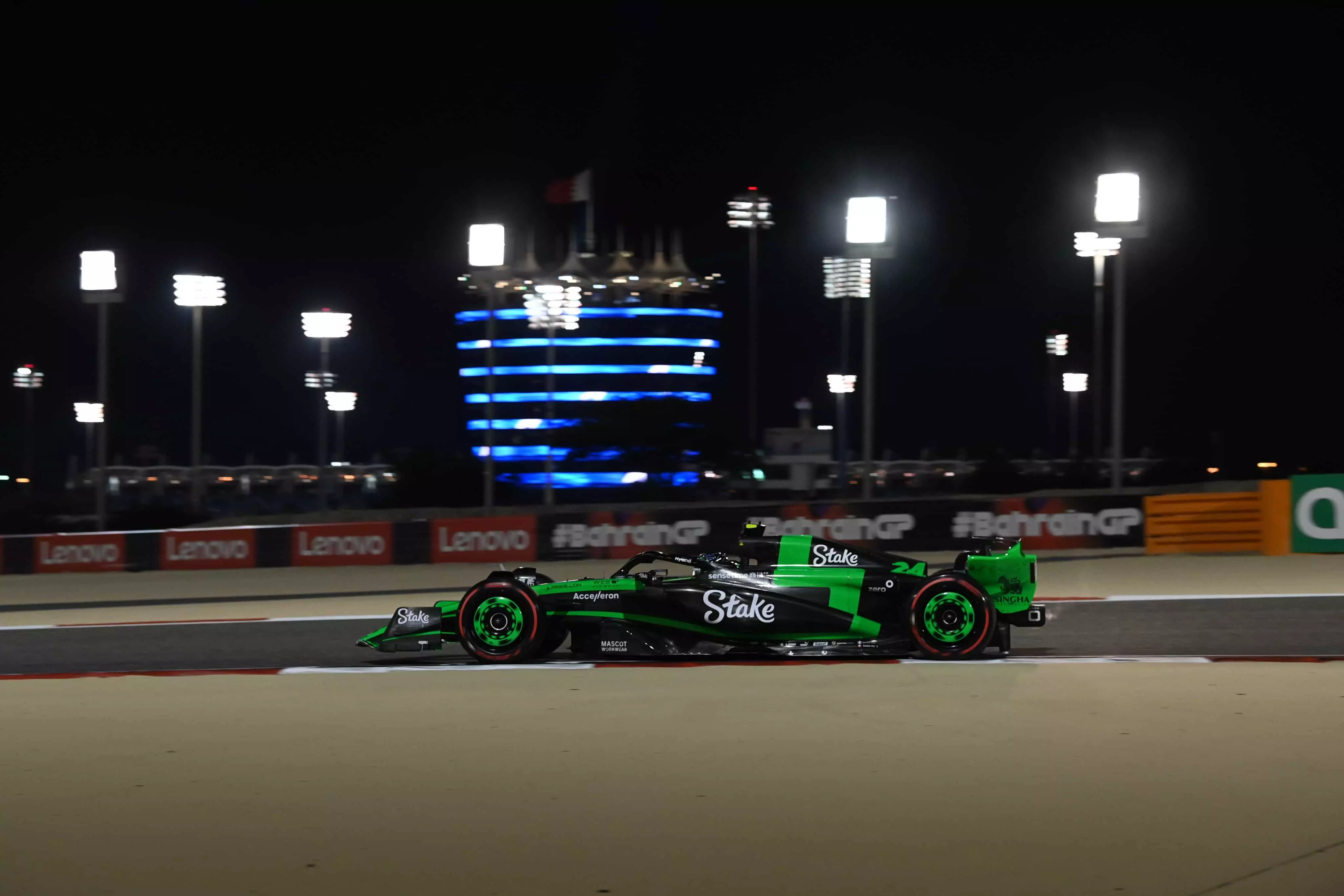 Zhou in pista durante il Q1 del Bahrain