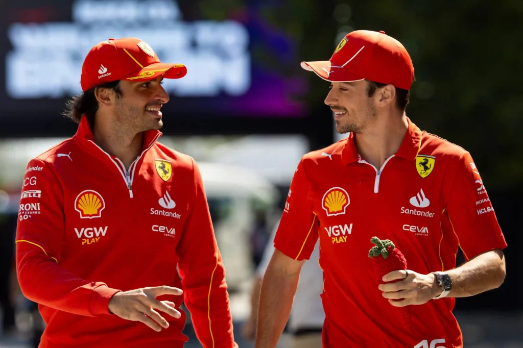 Charles Leclerc e Carlos Sainz nel paddock in Bahrain