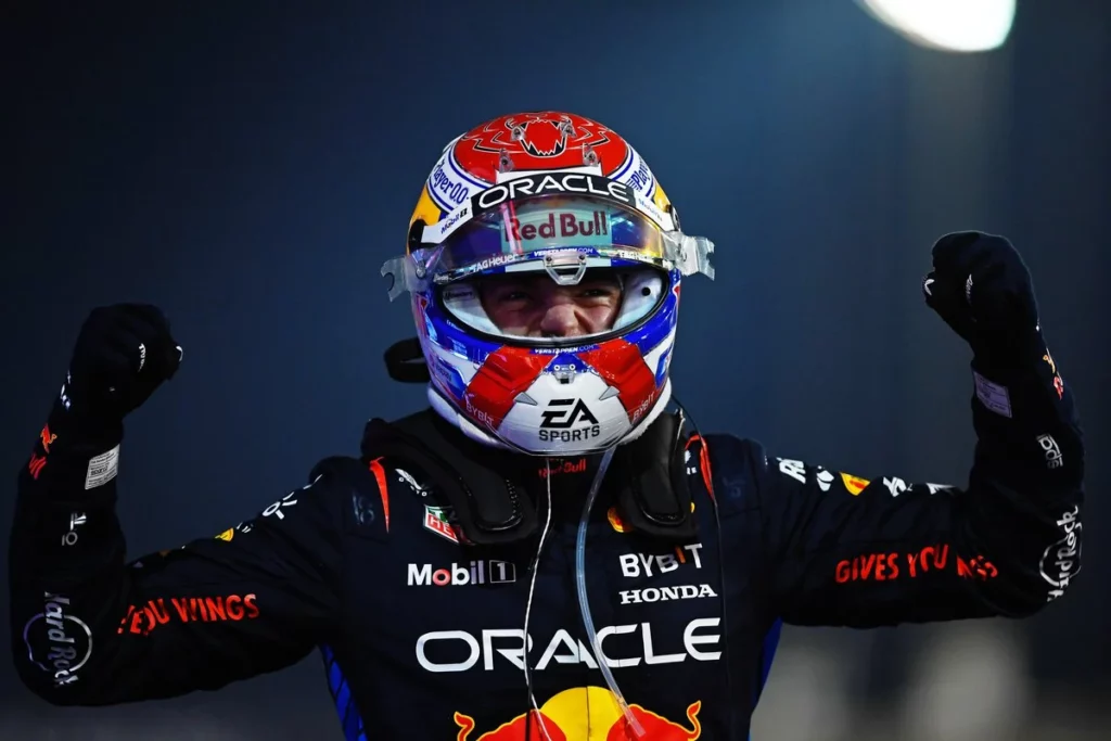 Max Verstappen esulta dopo il GP del Bahrain