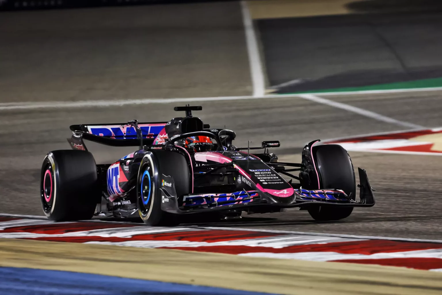 Alpine: arrivano le dimissioni direttore tecnico e del responsabile dell’aerodinamica Esteban Ocon in pista durante il GP del Bahrain