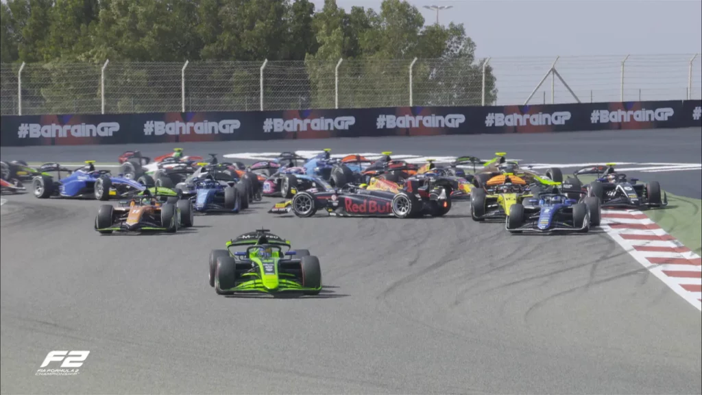 Caos in curva 1 durante la Feature Race di F2 in Bahrain