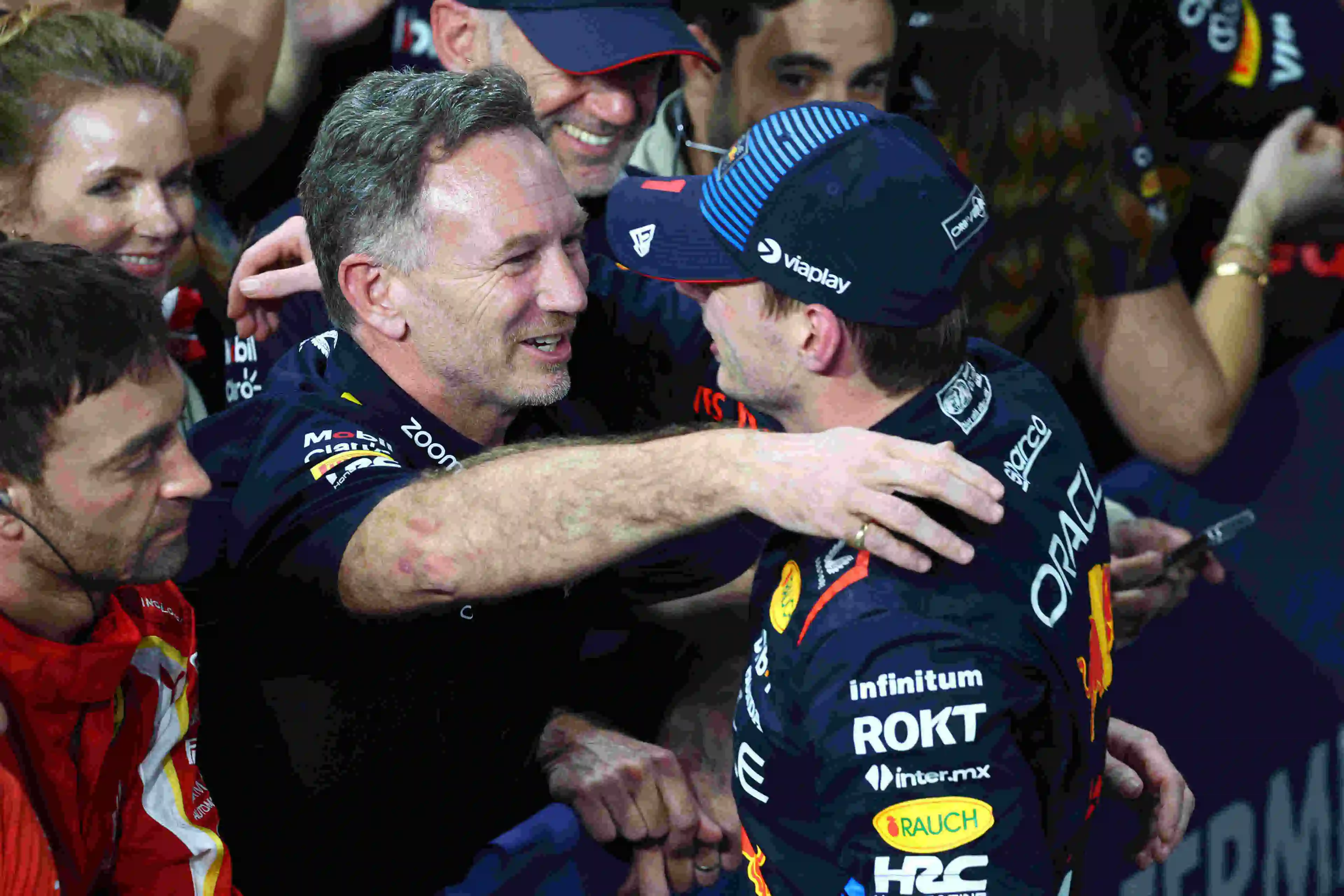 Horner abbraccia Verstappen dopo la vittoria del gran premio di Jeddah