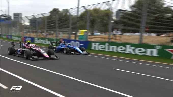 Minì overtakes Browning during the Feature Race of the Australian F3 GP