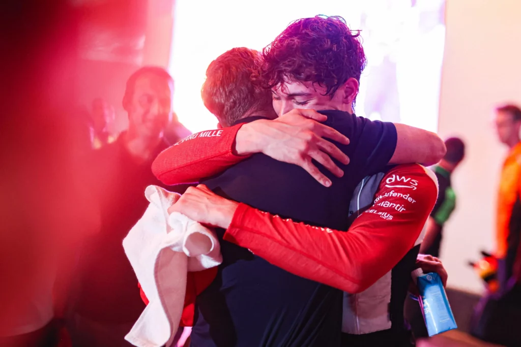 Ollie Bearman abbraccia suo padre dopo il GP di Jeddah