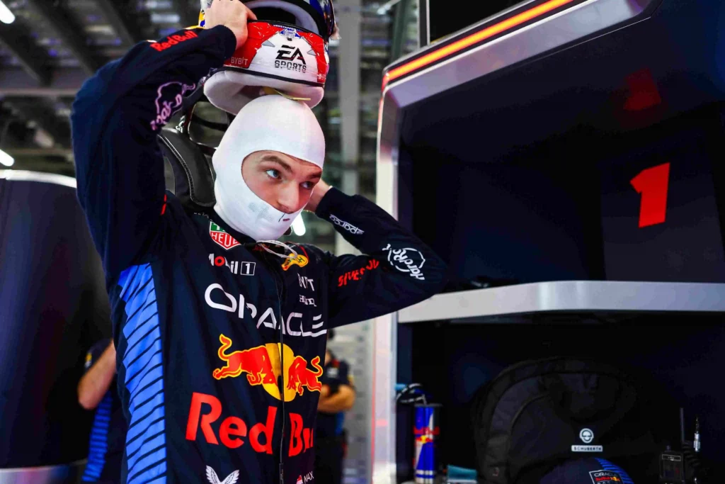 Verstappen nei box della Red Bull prima delle qualifiche di Jeddah