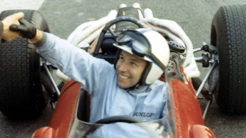 John Surtees in azzurro su Ferrari