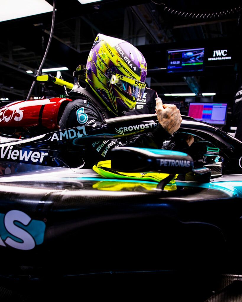Lewis Hamilton sale sulla monoposto Mercedes