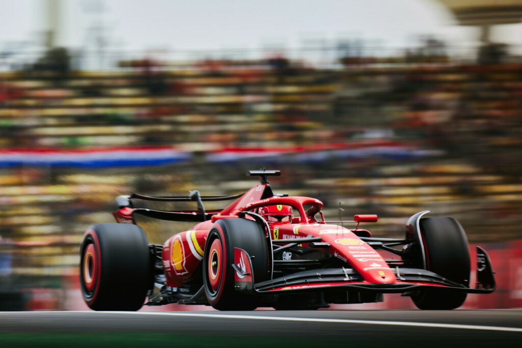 Monoposto Ferrari di Leclerc in pista qualifica Cina
