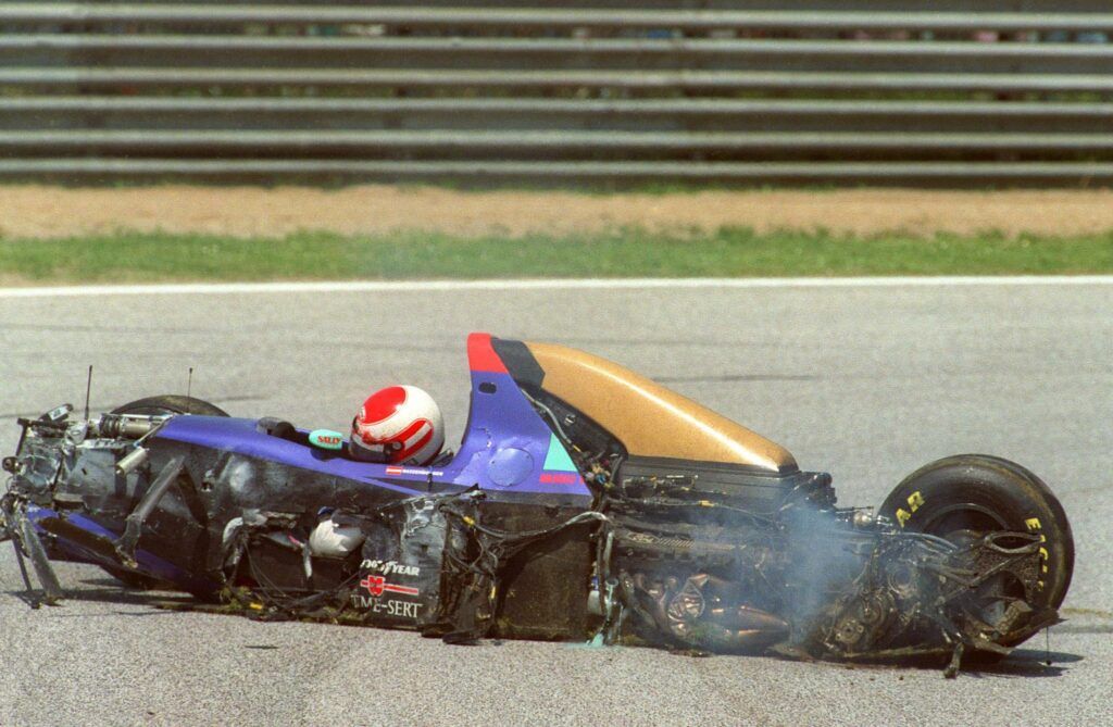 Monoposto Roland Ratzenberger distrutta dopo impatto che ha causato la sua morte a Imola nel 1994