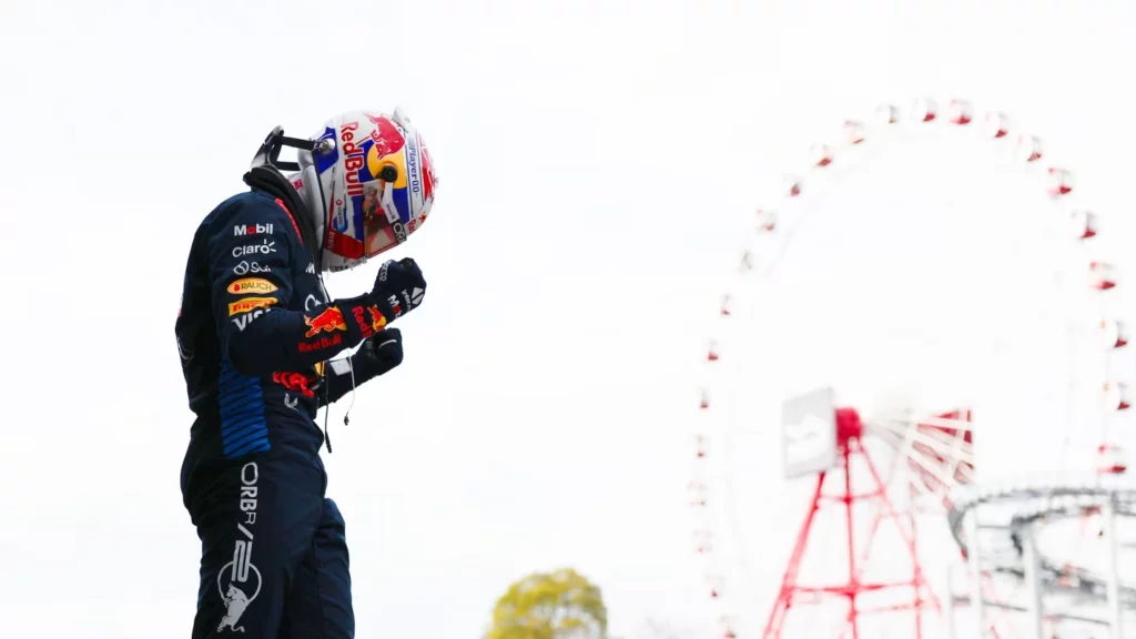 Max Verstappen esulta dopo la vittoria a Suzuka