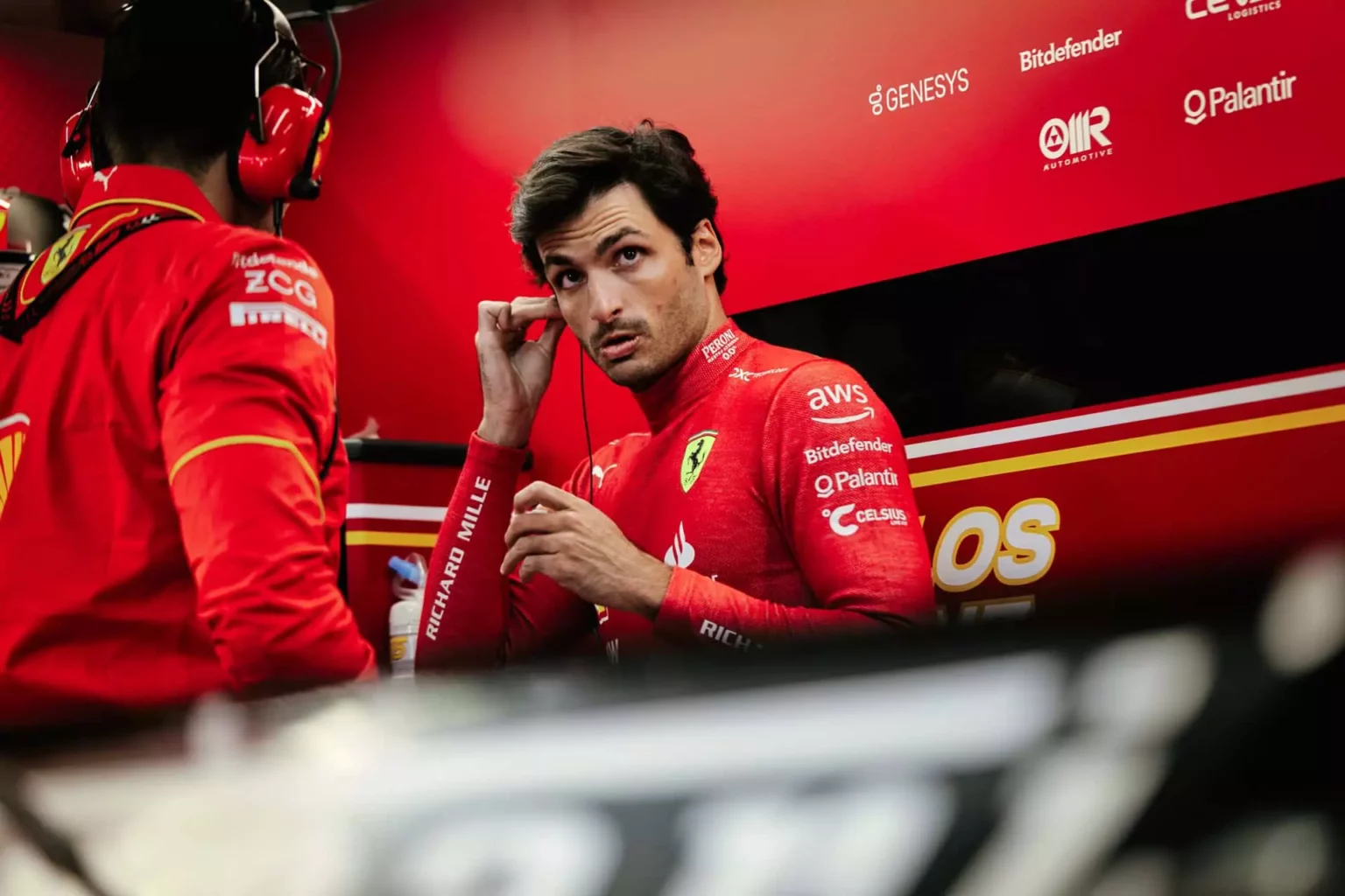 Sainz dopo le qualifiche del GP Giappone: “Ho fatto un giro pulito” Carlos Sainz ai box prima di scendere in pista per il GP del Giappone